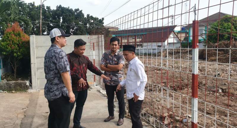 Wakil Ketua DPRD Tangsel, Mustopa saat menyambangi lokasi akses jalan SDN 01 Pondok Kacang Timur yang di pasangi pagar oleh pemilik lahan.