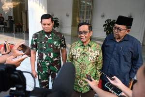 Menkopolhukam Mahfud MD bersama Panglima TNI Yudo Margono.