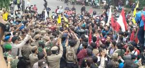 Menegangkan, Demo Omnibuslaw di DPRD Tangsel Mahasiswa &amp; Aparat Saling Dorong