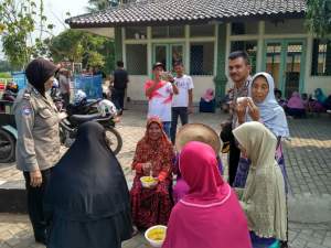 kapolsek Neglasari saatmakan laksa bersama warga sekitar di TPU Selapajang