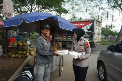 Gelar Jumat Berkah, Satlantas Polresta Tangerang Bagikan Nasi Kotak