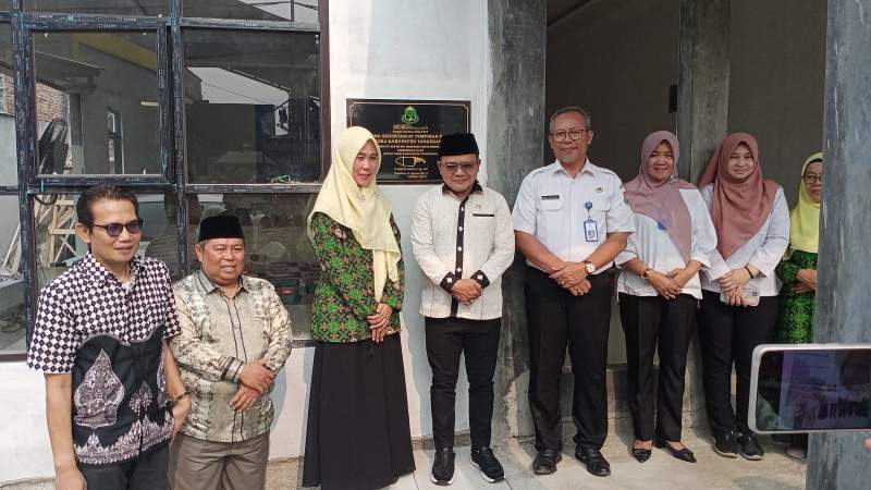 Ketua DPRD Kabupaten Tangerang Kholid Ismail bersama Sekdis Pendidikan Dan Pengurus IGRA Saat Meresmikan Gedung Sekretariat IGRA beberapa waktu lalu