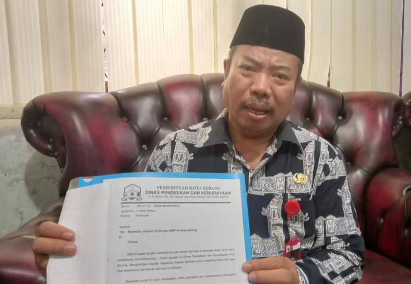 Kepala Dinas Dindikbud Kota Serang, Tb M Suherman saat menunjukan surat larangan bermain lato lato di sekolah