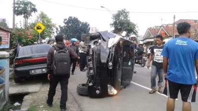 Minibus Hantam Sedan Saat Terparkir
