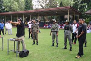 Kapolda Latihan Menembak Bersama Kajati Banten