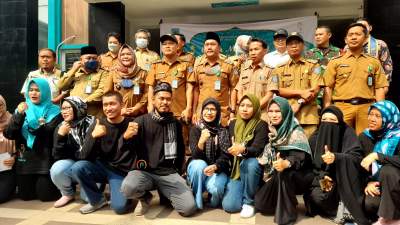  Pengurus UMKM Porentif foto bersama Muspika Kecamatan Pondok Aren.