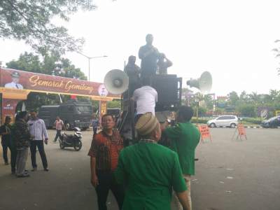 GP Ansor dan DPD KNPI Kabupaten Tangerang berorasi mendukung program Bupati Tangerang Zaki Iskandar.