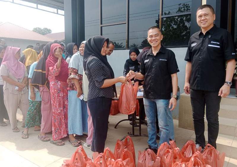 PT Surya Jaya Agung Bagikan Ratusan Paket Minuman, Warga Sergai Bersuka Cita Sambut Idulfitri