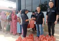 PT Surya Jaya Agung Bagikan Ratusan Paket Minuman, Warga Sergai Bersuka Cita Sambut Idulfitri