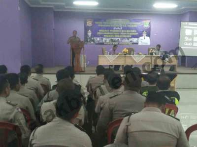 Kapolresta Tangerang, AKBP Sabilul Alif, memaparkan dana desa dihadapan Bhabinkamtibmas Polresta Tangerang, Kamis (16/11), di Aula Graha pemuda Tigaraksa.