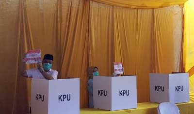 Datangi TPS 16, Benyamin Davnie Salurkan Suara Bersama Keluarga