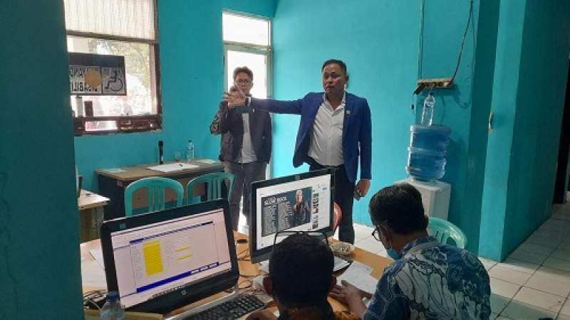 Anggota DPRD Tangsel Julham Firdaus dan Ricky Yuanda Bastian di lokasi kantor KIR Dishub Tangsel.