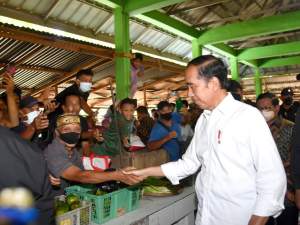 Presiden Jokowi Bagikan Bansos di Pasar Muntok