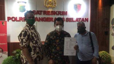 Tim Advokasi Untuk Tangsel ( TAUT) saat laporkan dugaan pesan berbau SARA oleh Lurah Benda Baru, Saidun, ke Polres Tangsel.