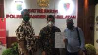 Tim Advokasi Untuk Tangsel ( TAUT) saat laporkan dugaan pesan berbau SARA oleh Lurah Benda Baru, Saidun, ke Polres Tangsel.