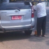 Mobil Plat Merah A 711 Ngisi BBM di Pengecer