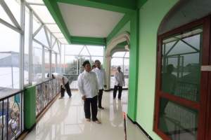 Wali Kota Tangerang Arief R Wismansyah melakukan bersih-bersih masjid jelang ramadan.