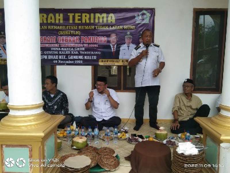 Wakili Bupati, Camat Gunung Kaler Serahkan Rumah Gebrak Pak Kumis