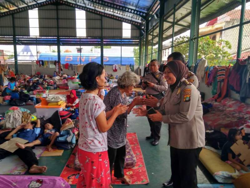  Kasubag Humas Polres Metro Tangerang Kompol Triyani menyalami korban banjir di Total Persada, Kota Tangerang.