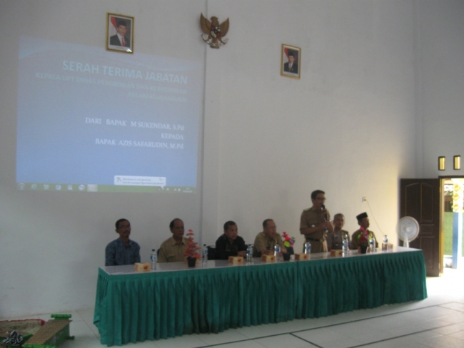 Kepala Unit Pelaksana Teknis (UPT) Dinas Pendidikan dan Budaya Kecamatan Labuan melakukan serah terima jabatan kepada UPT Baru, di aula kantor UPT Labuan, Selasa (3/2/2015)