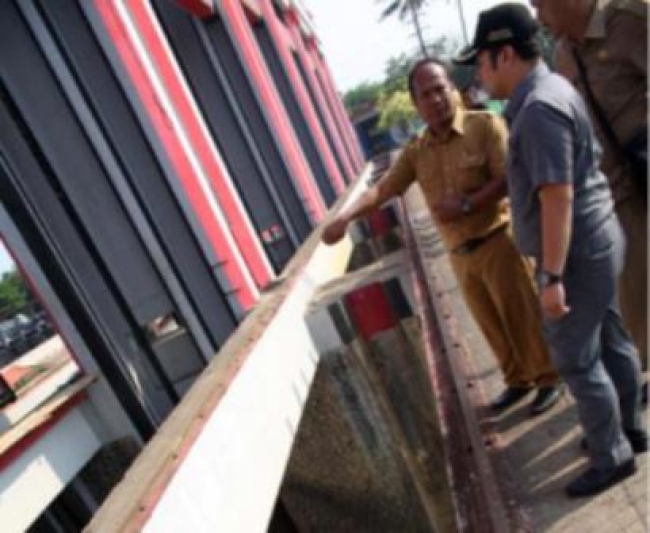 Walikota Tangerang sidak Pintu Air 10