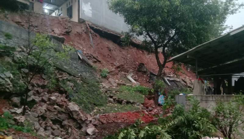 Turap 10 Meter di Perumahan Puri Pamulang Tangsel Longsor, 7 Rumah Warga Terdampak
