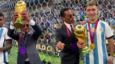 Koki Salt Bae saat memegang Trofi Piala Dunia 2022. (IG @nusr_et)