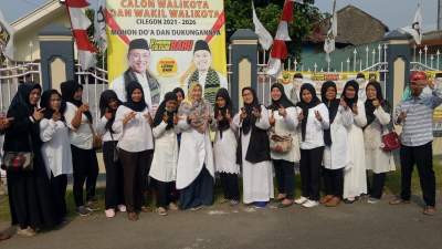 The Power Emak-emak saat mendeklarasikan dukungannya kepada bacalon walikota dan wakil walikota Cilegon, Helldy-Sanuji di rumah pemenangan yang berlokasi di Lingkungan Pagebangan, Kelurahan Ciwaduk, Kecamatan Cilegon, Senin (24/8/2020).
