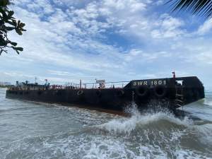 Akibat Cuaca Buruk Kapal Tongkang Terdampar di Perairan Merak