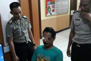 Pelaku pembunuhan istri dan anak saat di Mapolsek Panongan, Kabupaten Tangerang.