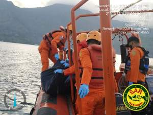 Personel pos SAR danau Toba evakuasi mayat MrX di perairan danau Toba.