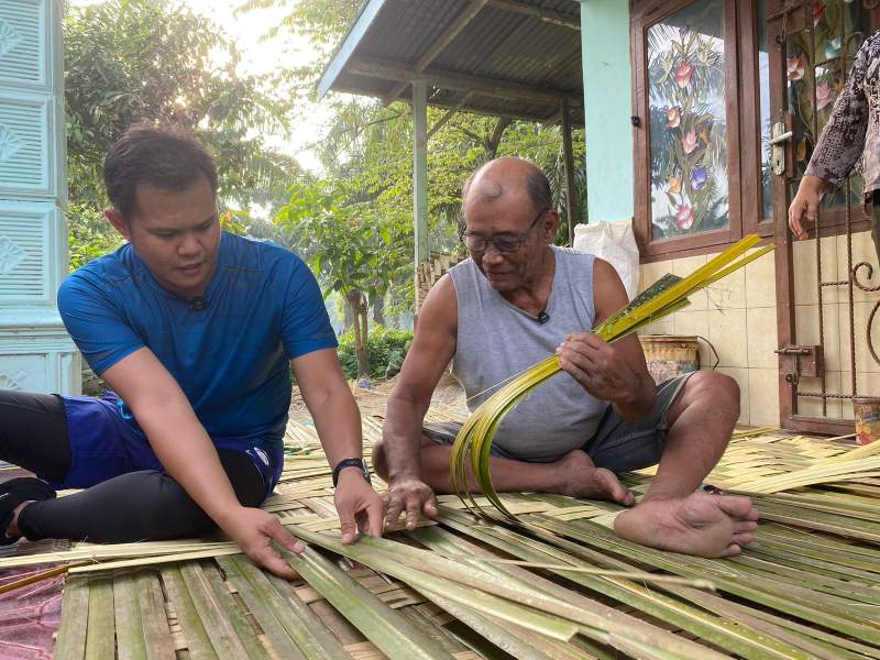 Wakil Bupati Serdang Bedagai, Adlin Tambunan, menunjukkan ketertarikan membuat tepas.