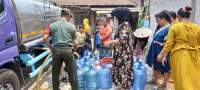 Babinsa bersama Dinas Perkrim Salurkan Air Bersih di Desa Tamiang