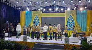 Sekda Kota Tangsel  Bambang Noertjahyo serahkan piala juara umum MTQ ke XIV tingkat Tangsel kepada Camat Pondok Aren, Hendra, disaksikan camat-camat lain se-Tangsel.