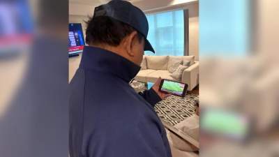 Prabowo Nonton Laga Indonesia Vs Jepang dari Ponsel di Peru