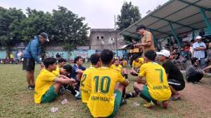 Coach DLA, Lingga Ashadi berikan instruksi kepada anak asuhnya saat melawan Banteng Tangsel. DLA keluar sebagai pemenang lewat adu penalti dengan skor 5-3.