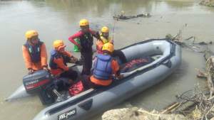 Tim SAR Medan evakuasi mayat pelajar Deli Serdang dari sungai ular.