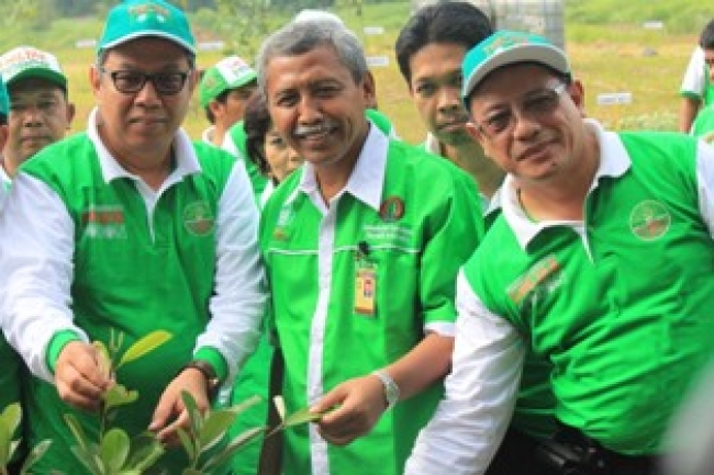 Serpong- Tamapak Dirjen BP-DAS, Hilman Nugroho (Tengah), Wakil Walikota Tangsel,Benyamin Davnie dan Rahmat Salam, Kaban BLHD Tangsel, saat Menanam Pohon, Kamis (29/11)DT