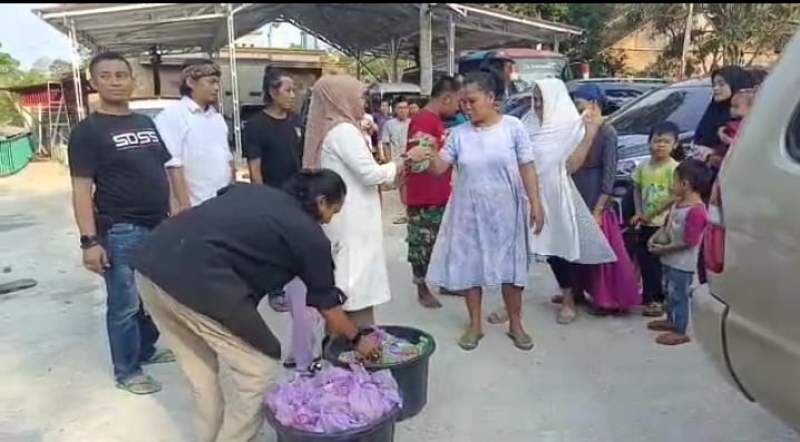 Ratu Anita Tristiawati Bagikan 300 Bungkus Daging Kerbau untuk Masyarakat di Pandeglang