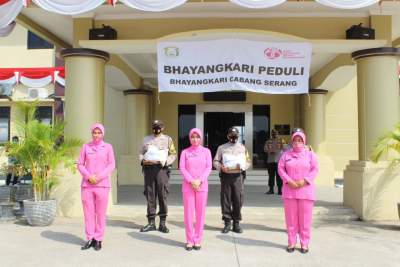 Personil Polres Serang Bersama Pengurus Bhayangkari Cabang Serang Bagikan 2.000 Paket Beras