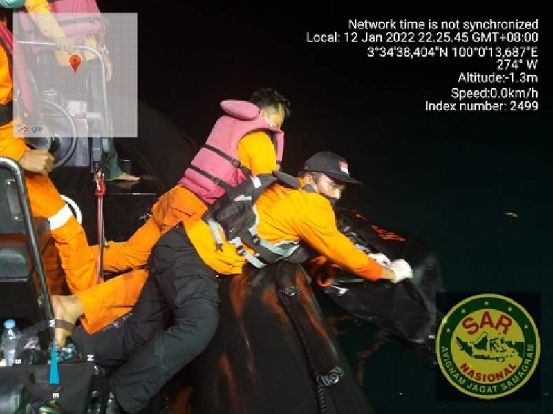 Tim personil rescuer pos SAR Tanjung Balai Asahan evakuasi mayat laki-laki dari pulau Salah Nama, Batubara.(SAR).