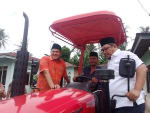 Wakil Bupati Serdang Bedagai, Adlin Tambunan Serahkan Traktor kepada Gapoktan Tani Selamat di Desa Sei Buluh
