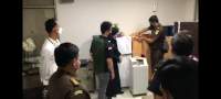 Tim Penyidik Kejati Banten saat melakukan penggeledahan di kantor Pelayanan Umum Ditjen Bea Cukai Tipe C Bandara Soetta, Kamis (27/1/2022).