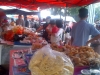 Tampak antusias masyarakat datang dan membeli berbagai macam takjil yang di jual di Pasar lama Tangerang, (23/06).