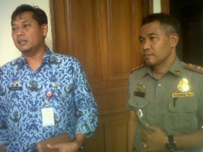 Pamulang- Kasat satpol PP Kota Tangsel, Azhar Syam&#039;un (baju kopri) di dampingi stafnya,menyambangi pelaku di Polsek Pamulang.Jum&#039;at (17/1)DT