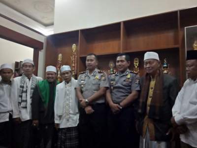 Kapolres Serang AKBP Wibowo berfoto bersama ulama.