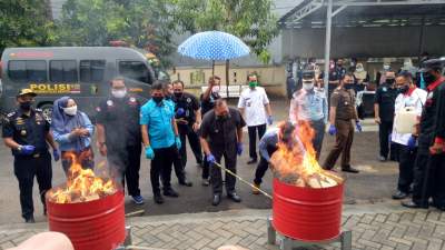 Pemusnahan barang sitaan ganja narkotika golongan I seberat 15 kilogram di kantor BNNK Cilegon