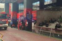 Sejumlah karyawan di Gedung Kemenkumham berhamburan keluar usai dievakuasi petugas damkar, Kamis (8/12/2022).