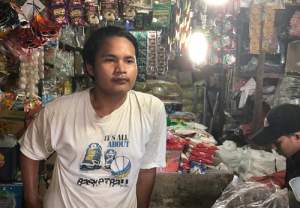 Salah Seorang Pedagang Minyak Curah di Pasar Ciputat, Yuda