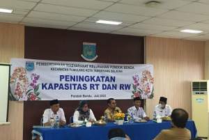 Wakil Walikota Tangsel, Pilar Saga Ichsan saat Pimpin Pembinaan RT dan RW di Kelurahan Pondok Benda